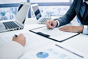 a trusted IT support partner working with a local small business to develop endpoint management strategies