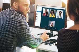 an employee speaking with virtual teams online